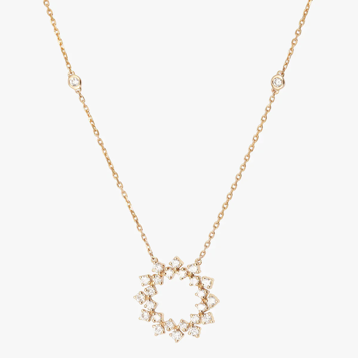 Pourquoi les bijoux minimalistes ne se démodent jamais